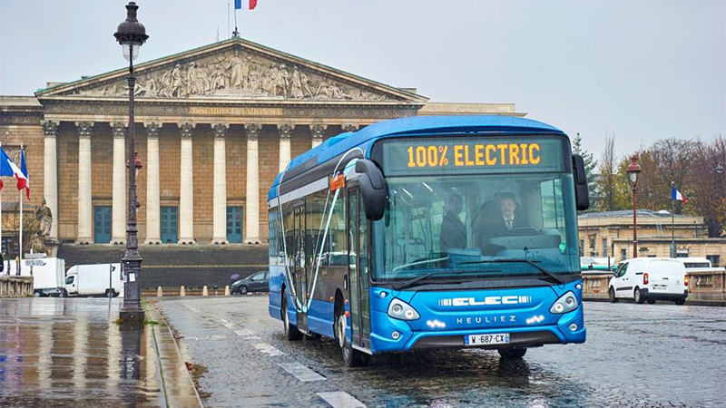 Full battery electric plug-in city bus in Paris